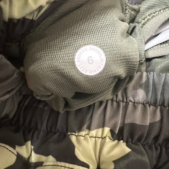 Lululemon Hotty Hot Low-Rise Short 2.5" Heritage 365 Camo Crispin Green Multi - Picture 3 of 3